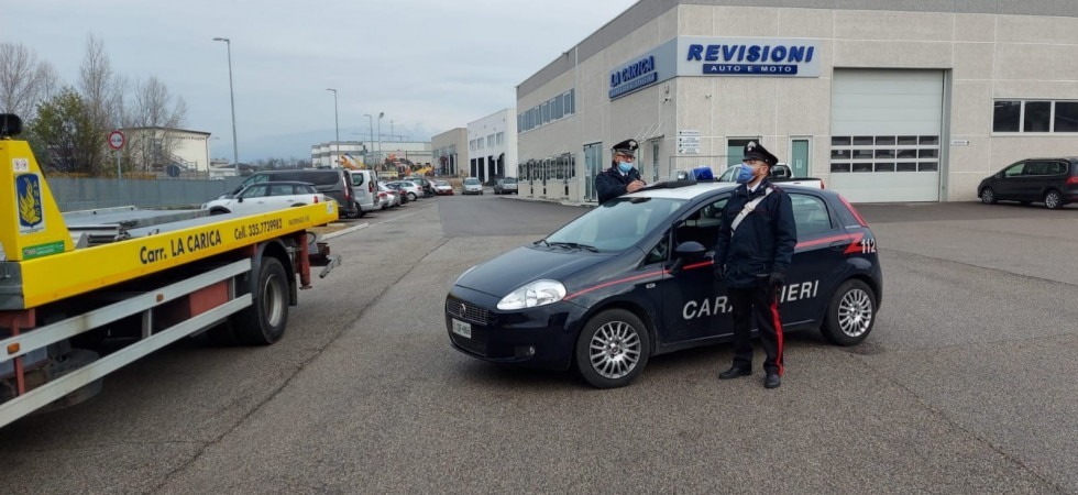 Fermato ubriaco, gli viene sequestrato il mezzo ma lui si intrufola nel deposito e cerca di rubarlo